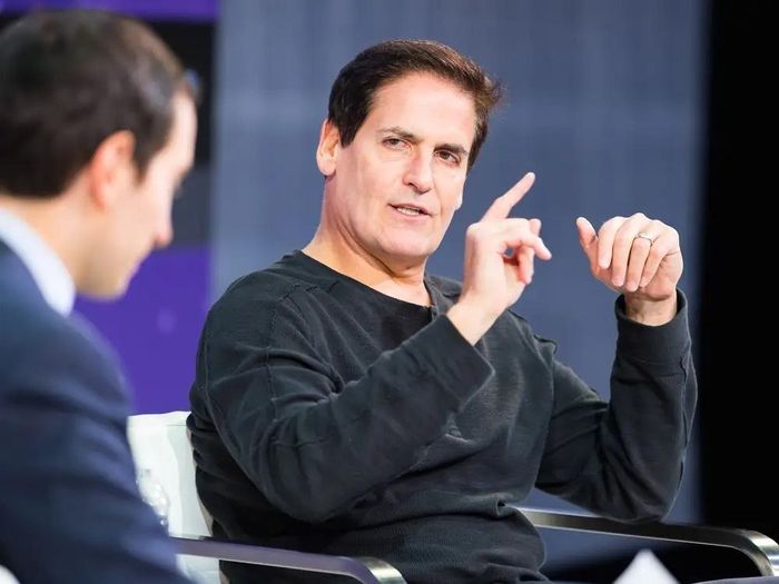  Tỷ phú Mark Cuban từng chia sẻ bữa sáng của ông chỉ bao gồm một cốc cà phê và hai miếng bánh quy từ hãng Alyssa's Cookies. Loại bánh quy này rất giàu chất đạm, xơ và ít tinh bột. Mark Cuban từng đầu tư vào hãng bánh này sau khi nhà sáng lập gửi tặng ông một hộp bánh kèm bức thư nhờ ông rót 50.000 USD, tương đương 25% cổ phần, cho công ty. “Tôi không chỉ ăn mà còn sống nhờ đó. Tôi ăn nó cả ngày từ bữa sáng, trưa, đến tôi”, vị tỷ phú nói. Nhưng bữa ăn hoàn hảo nhất với ông là salad của McDonald thêm bắp, phô mai, gia vị và thêm một chút vụn bánh mì, ngũ cốc. Ông nói rằng mình là người ăn chay. Mark Cuban từng đầu tư 250.000 USD vào một công ty làm thịt thuần thực vật. “Tôi sẽ trở thành kẻ đi đầu và là tấm gương hoàn hảo cho cộng đồng ăn chay”, Mark Cuban khẳng định. Ảnh: The New York Times. 
