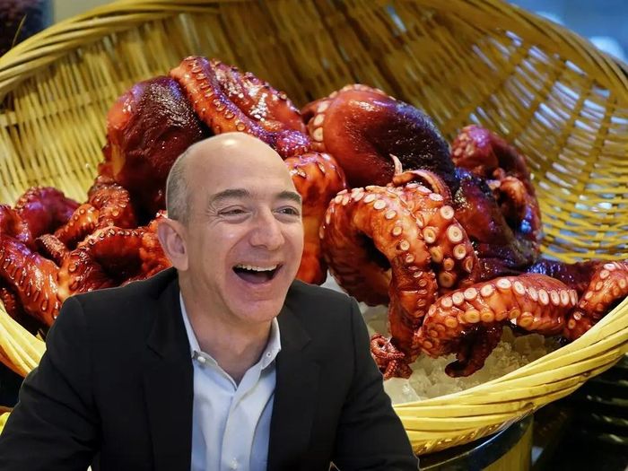  Tỷ phú Jeff Bezos lại thích có một bữa sáng lành mạnh mỗi ngày. Bạn gái Lauren Sanchez của nhà sáng lập Amazon làm pancake mỗi bữa sáng. “Anh ấy luôn làm bánh theo sách hướng dẫn của Betty Crocker. Tôi luôn thắc mắc rằng thông minh như anh ấy sao mãi chẳng nhớ nổi công thức nhỉ”, Sanchez chia sẻ với Wall Street Journal. Cô còn cho biết Jeff Bezos rất quyết tâm tập thể dục với huấn luyện viên cá nhân. Nếu không thể ăn món pancake yêu thích, vị tỷ phú sẽ thử những món rất kỳ lạ. Năm 2014, khi gặp gỡ đối tác, Bezos đã gọi một bữa sáng với bạch tuộc Địa Trung Hải, khoai tây, ba chỉ xông khói, trứng chần ăn cùng sốt sữa chua. “Khi nhìn vào menu, tôi thấy món này là món tôi chưa từng ăn nên muốn thử nó”, Bezos nói với D Magazine. Ảnh: Business Insider. 