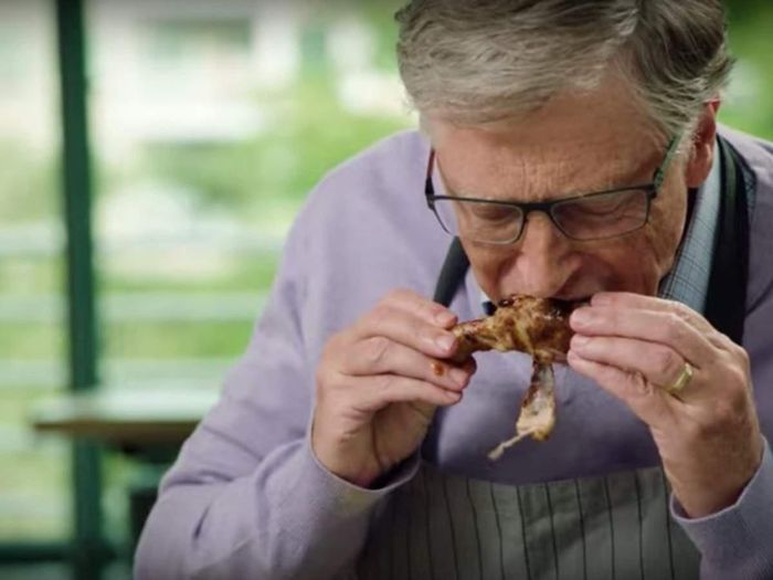  Nhà sáng lập Microsoft Bill Gates từng chia sẻ rằng ông thích uống Coca cola không đường đến mức uống 3-4 lon/ngày. “Số lon Coca tôi uống mỗi năm cộng tại có khi lên đến 16 kg”, Gates chia sẻ vào năm 2014. Ảnh: Business Insider. 