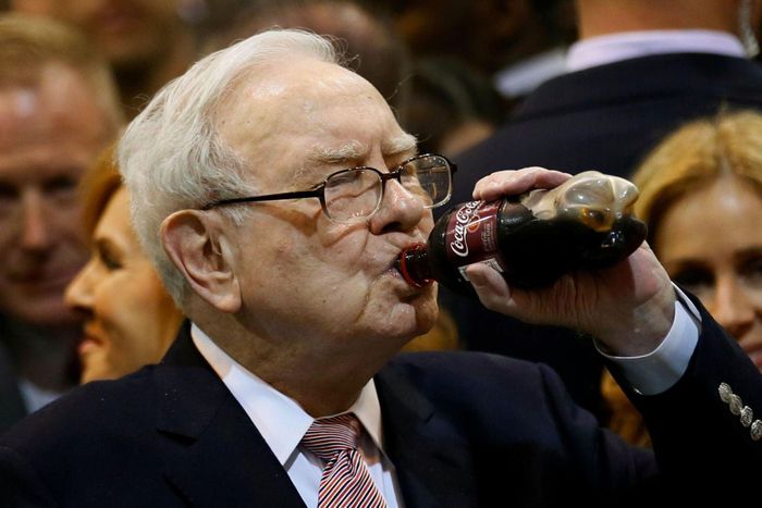  Năm 2015, Warren Buffett từng nói rằng ông uống khoảng 5 lon Coca Cola 360 ml mỗi ngày. Vị tỷ phú còn đùa rằng mình ăn như đứa trẻ 6 tuổi vì theo thống kê nhân khẩu học, bàn ăn của trẻ 6 tuổi có tỷ lệ người tử vong thấp nhất. Bill Gates còn từng thấy ông ăn hamburger của McDonald và bánh Oreo. Ảnh: Entrepreneur. 