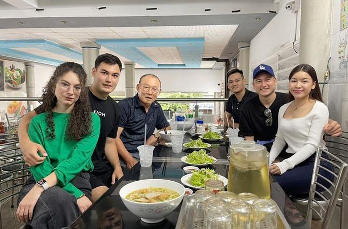 Gia đình Văn Lâm, Tấn Tài cùng đi ăn với thầy Park (Ảnh: FBNV)