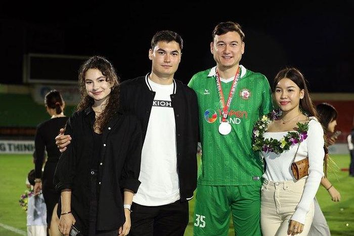 Văn Lâm cùng anh chị và bạn gái trong lễ trao giải hạng 3 V.Legaue 2022 cho Bình Định FC (Ảnh: VPF)