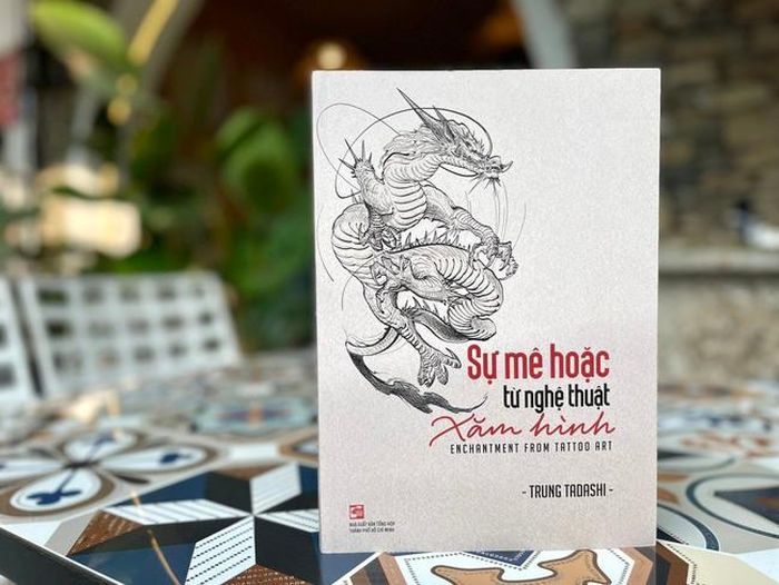 Cuốn sách “Sự mê hoặc từ nghệ thuật xăm hình” (NXB Tổng hợp TP.HCM) vừa phát hành. Ảnh: Quỳnh Trân