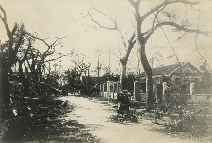 Góc phố nhượng địa (rue de Concession, nay là phố Phạm Ngũ Lão) sau trận bão năm 1902