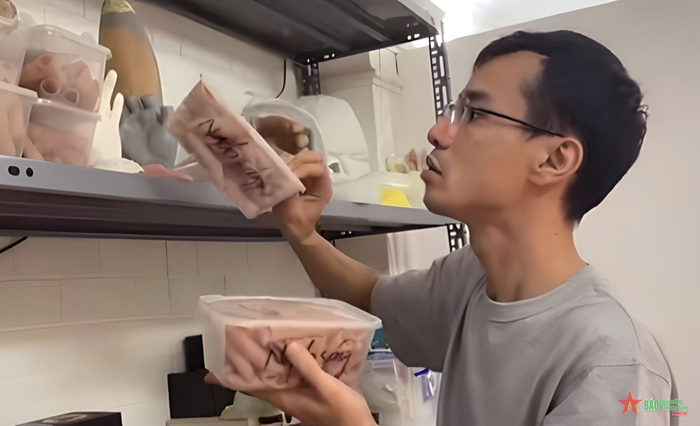 Anh Trần Văn Hiệp sắp xếp lại các hộp mẫu sản phẩm trên kệ.