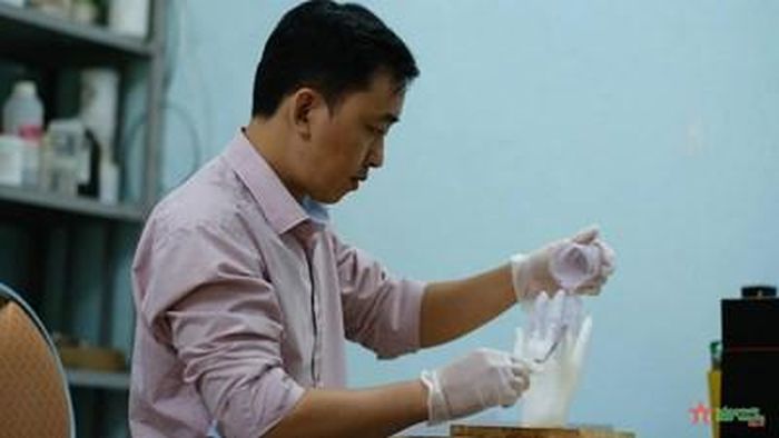 Anh Đào Văn Phúc thực hiện đổ khuôn cho sản phẩm.