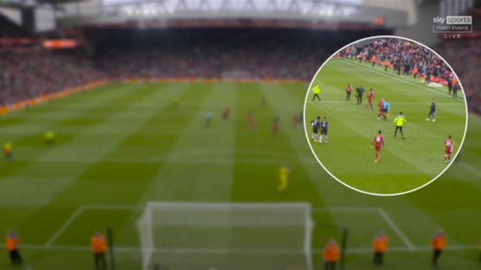 Trợ lý trọng tài Constantine Hatzidakis dường như đánh cùi chỏ vào Andy Robertson của Liverpool.