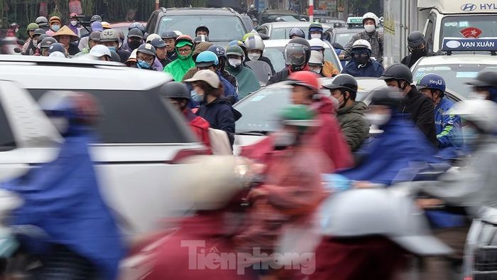 Hiện tượng "trời không mưa nhưng vẫn mặc áo mưa" có thể kéo dài trong một vài ngày tới.
