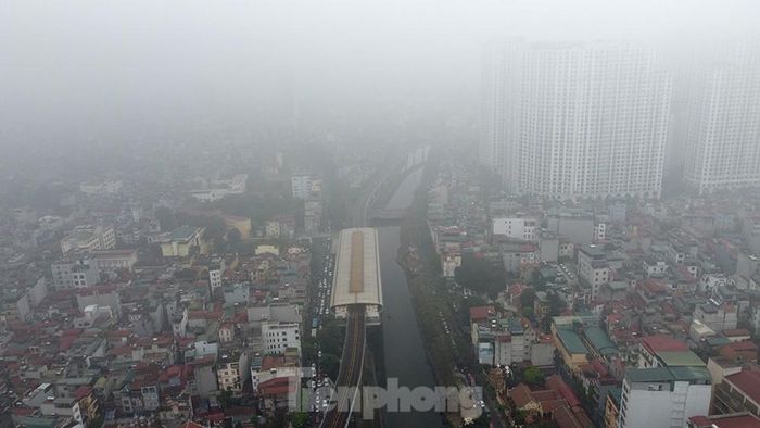 Bầu trời Hà Nội chìm trong sương mù.