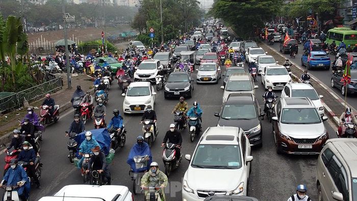 Tình trạng hình thái thời tiết "quá mù ra mưa" phần nào ảnh hưởng đến sinh hoạt và đi lại của người dân.