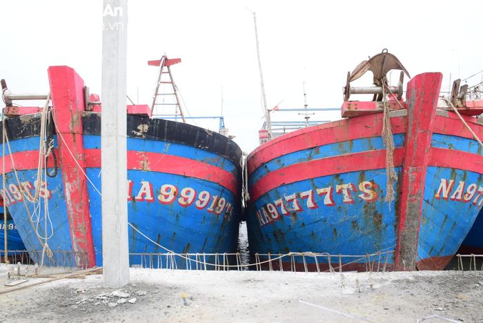 Tàu cá NA 97777 TS của ngư dân Hồ Đình Việt ở xã Sơn Hải, huyện Quỳnh Lưu hoạt động không hiệu quả, không có tiền trả ngân hàng. Ảnh: Xuân Hoàng