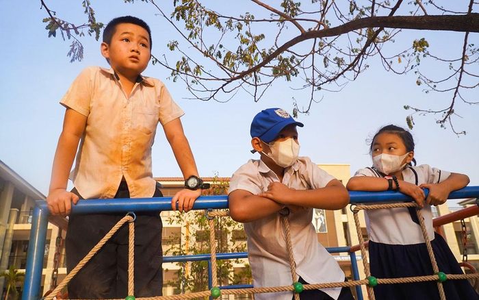 Đồng phục học sinh áo trắng chuyển sang màu vàng sau giờ tan trường. (Ảnh Phước Tuấn).