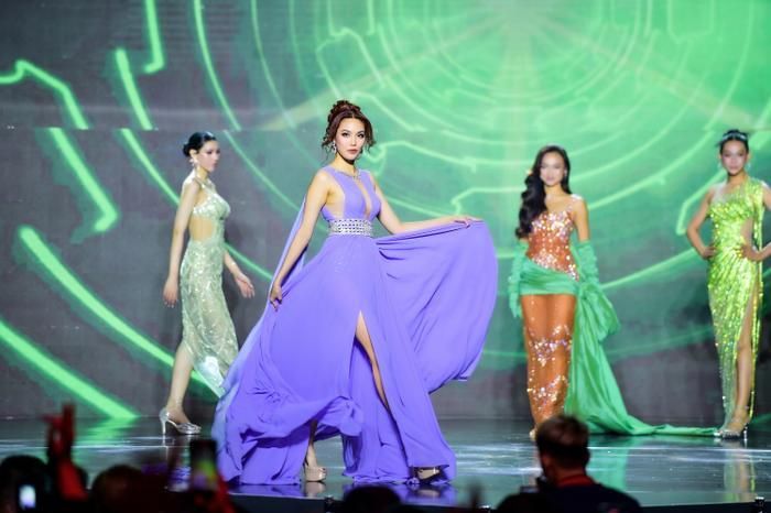 Chiếc váy lỡ hẹn của Lan Khuê trong đêm chung kết Miss Charm 2023 đã có cơ hội xuất hiện trước công chúng.