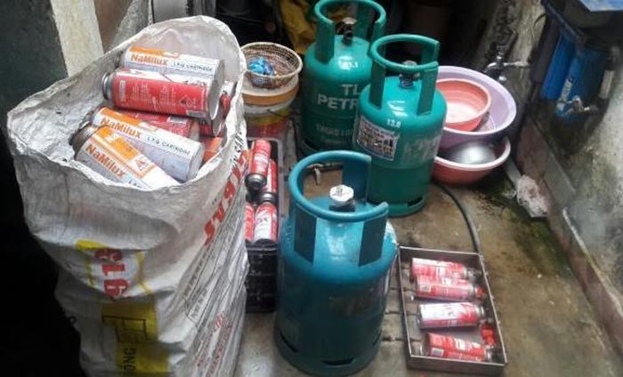 Nguy hiểm tiềm tàng khi sang chiết gas từ bình lớn. Ảnh: PCCC&amp;CNCH Đắk lắk