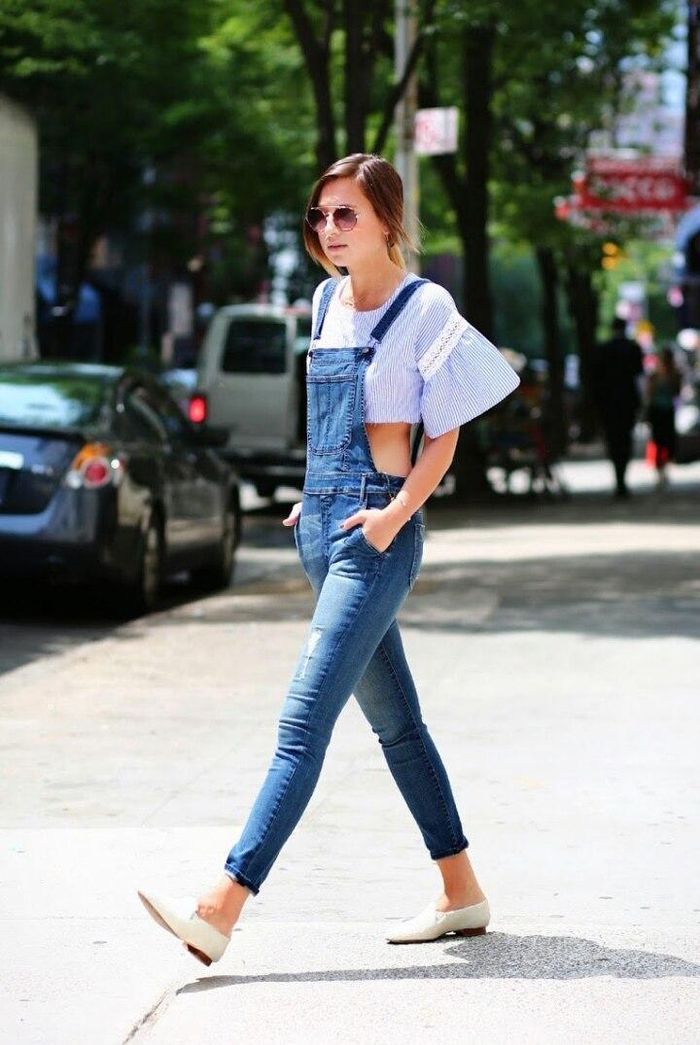 Phối quần yếm cùng với áo croptop.