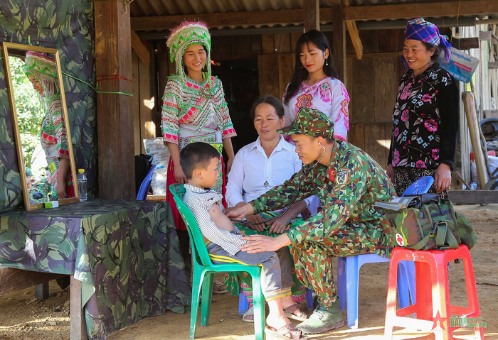  Quân y đơn vị khám bệnh, cấp thuốc cho nhân dân.