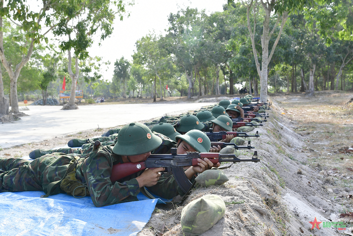  Huấn luyện bắn súng tiểu liên AK cho chiến sĩ mới của Đại đội 2, Tiểu đoàn 14, Sư đoàn 330.