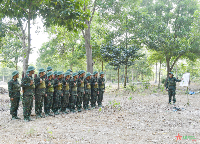 Giới thiệu đồ dùng gây nổ cho chiến sĩ mới của Đại đội 2, Tiểu đoàn Cối 100mm. 