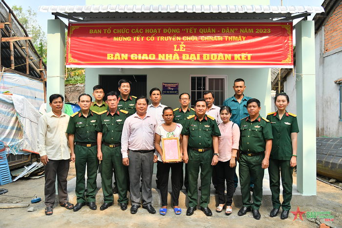 Ban tổ chức các hoạt động Tết quân-dân mừng Chol Chnam Thmay bàn giao Nhà đoàn kết cho bà con Khmer trên địa bàn huyện Châu Thành. 