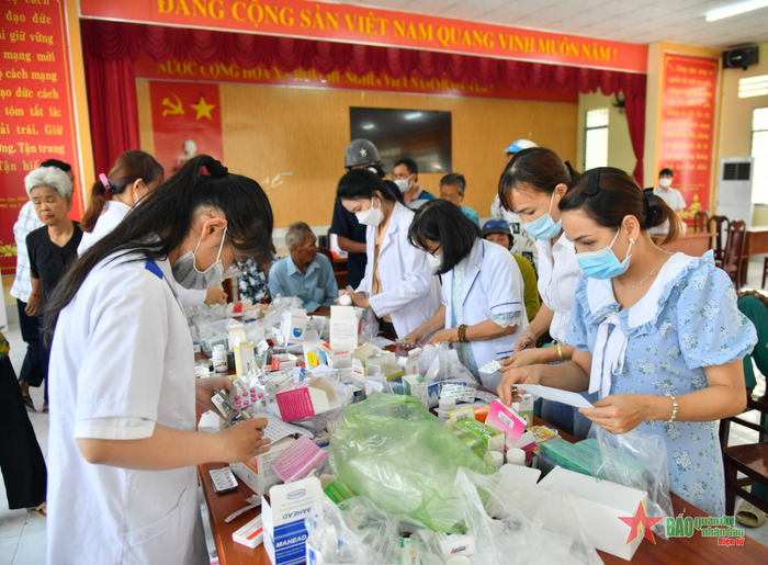 Hoạt động khám chữa bệnh, cấp thuốc miễn phí được thực hiện góp phần chăm sóc sức khỏe bà con nhân dân. 