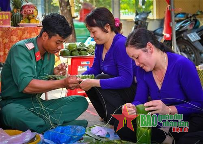 Lực lượng vũ trang tỉnh và bà con nhân dân còn tham gia Hội thi gói bánh Tét. 