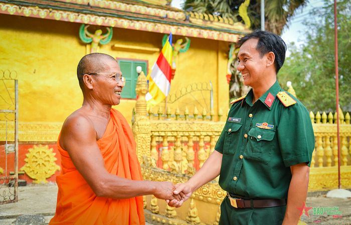 Nhân dịp Tết quân-dân mừng Chol Chnam Thmay lực lượng vũ trang tỉnh Kiên Giang còn thăm hỏi, chúc Tết sư sãi tại các chùa. 