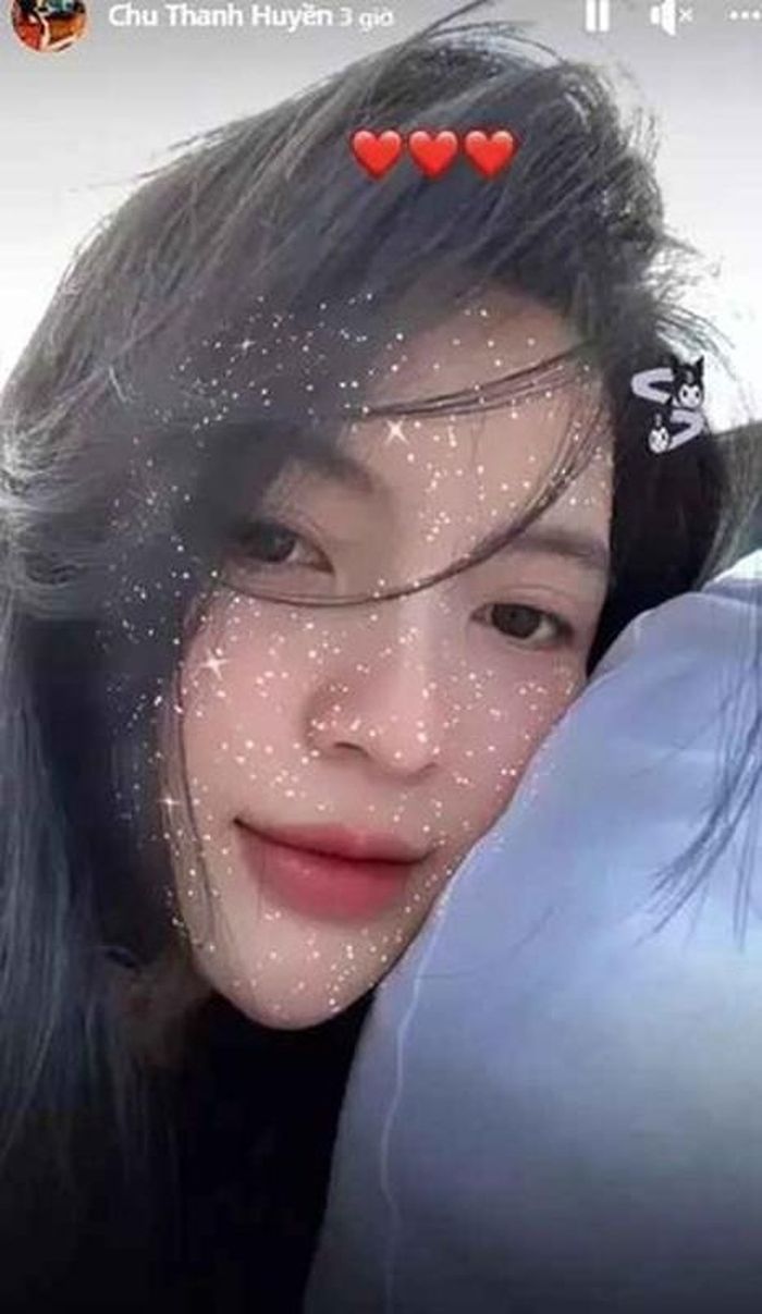 "Năm ấy em có 19 tuổi, chưa sinh nhật 19 tuổi, ngựa non háu đá, tuổi trẻ bồng bột. Em kể để sau này có lộ ra cái clip đấy thì chị em đừng có ngỡ ngàng", bạn gái Quang Hải rào trước với netizen.