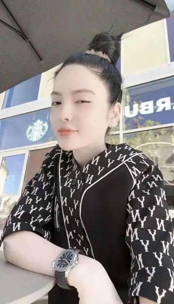 Điều này khiến một số dân mạng "cà khịa" bạn gái Quang Hải thấy "mỏi cổ", "nghiêng mặt là đam mê".