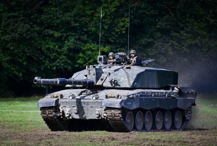 Còn tăng Challenger 2 thì nặng nề, chậm chạp; hệ thống quan sát và điều khiển hỏa lực của nó tương đối lạc hậu. Leopard 2 có một số khuyết điểm, chẳng hạn như kích thước quá lớn và khả năng bảo vệ tổng thể yếu, điều này có thể khiến xe tăng dễ bị phát hiện và tiêu diệt hơn. 