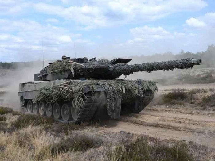 Ukraine đã được các nước NATO hứa viện trợ các loại xe tăng như M1A2 Abrams, Challenger 2 và Leopard 2, tất cả đều được coi là những cỗ máy chiến đấu đáng gờm. Theo các nguồn tin, Ukraine đã nhận được 19% trong số đó (57 chiếc) và hầu hết số xe tăng này được Đức, Đan Mạch, Hà Lan, Ba Lan, Na Uy và Bồ Đào Nha tặng; trong đó có 14 chiếc Challenger 2 là của Anh.