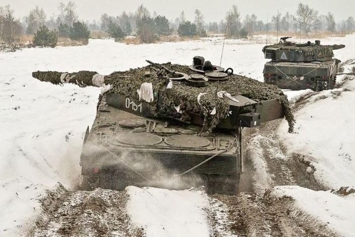 Còn xe tăng Challenger 2 của Anh có lớp giáp và khả năng bảo vệ mạnh mẽ, có thể chống lại các cuộc tấn công hạt nhân, hóa học và sinh học một cách hiệu quả. Leopard 2 của Đức có khả năng cơ động và hỏa lực cực tốt; được trang bị hệ thống quan sát và điều khiển hỏa lực hiện đại.
