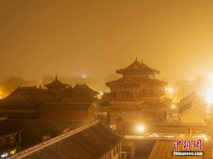 Tối 10/4, chùa Lạt Ma, Bắc Kinh chìm trong bão cát.