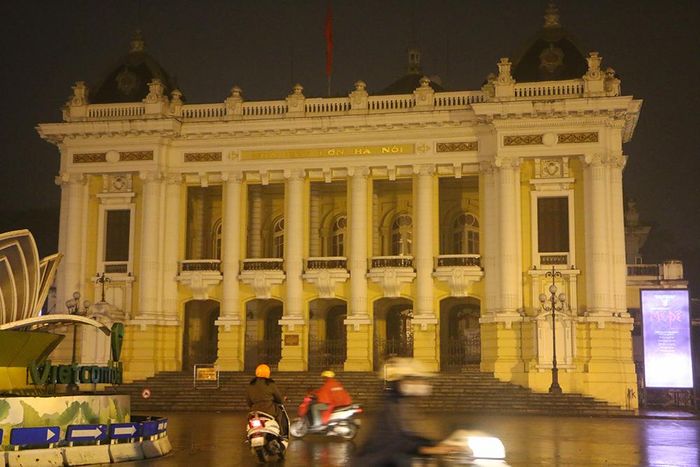  Người dân Thủ đô hối hả trên đường trong đêm. 