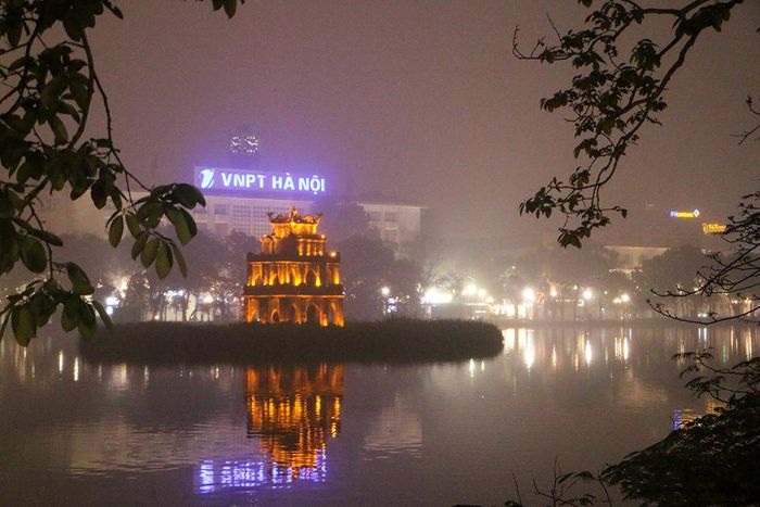  Ánh đèn rọi, xua bớt sương mù mờ mịt khiến khu vực Hồ Gươm thêm rực rỡ và nổi bật trong đêm. 