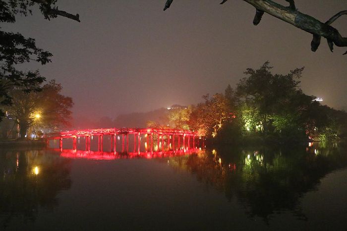  Cầu Thê Húc như 'dải lụa mềm' đầy sắc màu. 