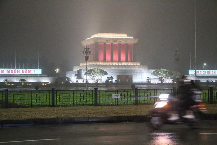  Lăng chủ tịch Hồ Chí Minh lấp lánh trong đêm. 