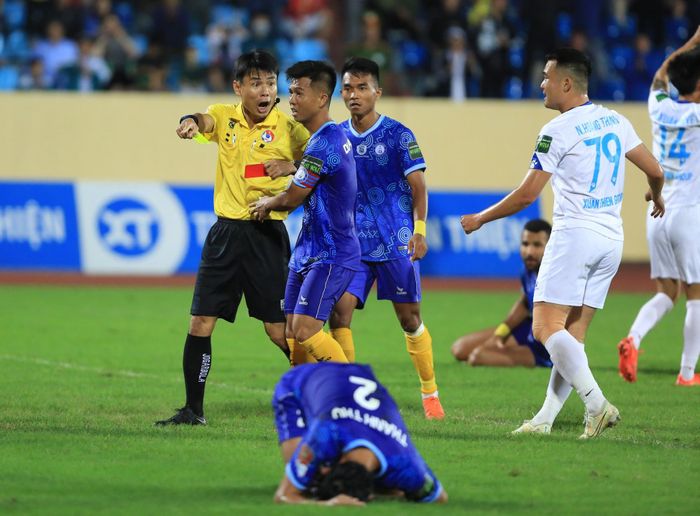 Ban trọng tài phải rút kinh nghiệm sau những sự cố vừa xảy ra