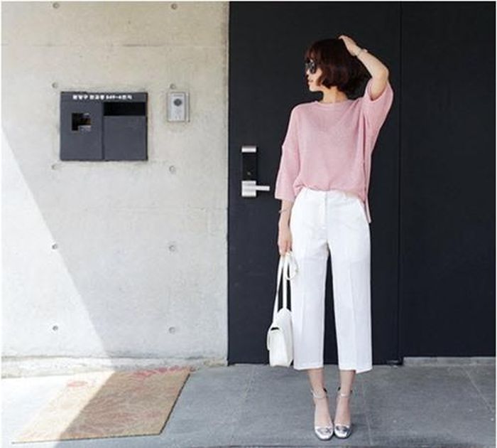 Mặc quần cutlottes đẹp tới công sở, hãy chọn một đôi giày thật đẹp.