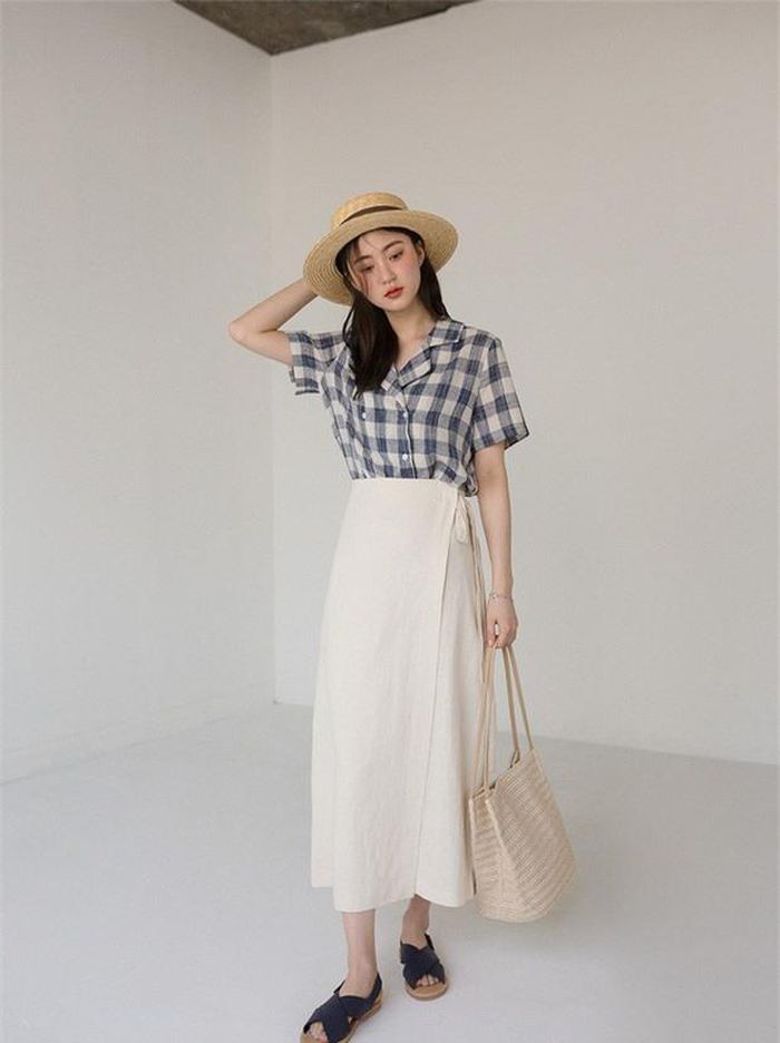 Thay vì xỏ chân vào những chiếc quần bí bách, nóng nực, các nàng cứ diện chân váy midi dài qua gối để vừa giữ được nét lịch sự, đứng đắn chuẩn công sở lại tuyệt đối mát mẻ.