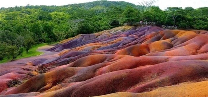 Chính sắt và nhôm trải qua phản ứng oxy hóa đã tạo ra cát màu đỏ, xanh lục và vàng, rồi ba màu cát này phối trộn với nhau để tạo ra các màu khác. (Ảnh: Winged Boots)
