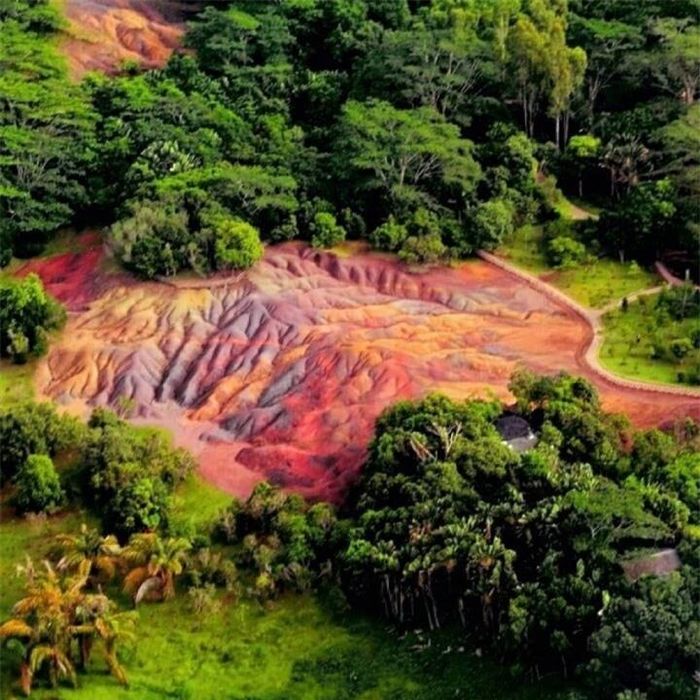 Vùng đất với những dải màu rực rỡ tại đảo quốc Mauritius. (Ảnh: Chamarel 7 Coloured Earth Geopark)