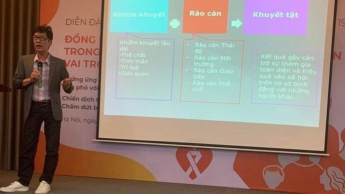 Anh Trần Quốc Nam trong một buổi tập huấn kiến thức về người khyết tật