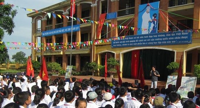 Anh Nam tham gia một buổi giảng dạy, đào tạo hòa nhập cho trẻ em khuyết tật