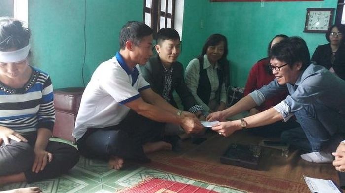 Anh Nam trao quà cho người khuyết tật trong những tình trạng khẩn cấp, khó khăn