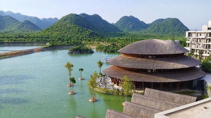 Công trình nhà hàng tre tại Vedana Resort Ninh Bình.