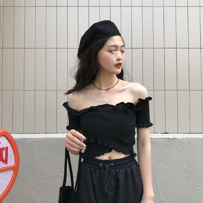 Áo trễ vai là một trong những món đồ không thể thiếu đối với những cô nàng "bánh bèo".