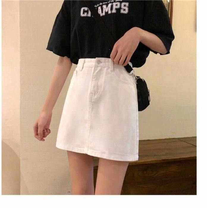 Chân váy kết hợp với áo phông