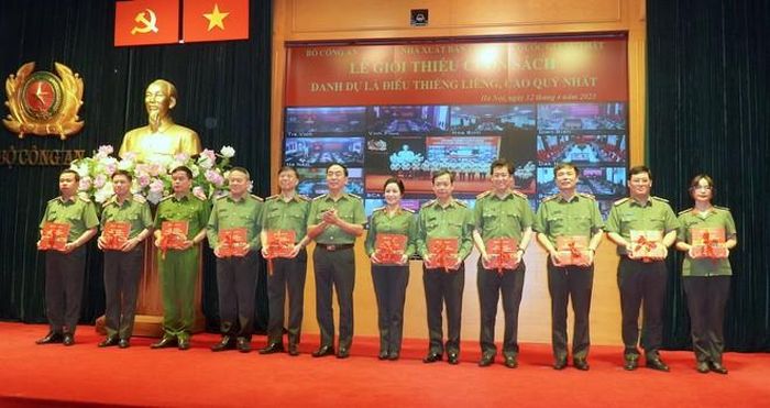 Trao cuốn sách cho các đơn vị trong và ngoài lực lượng CAND