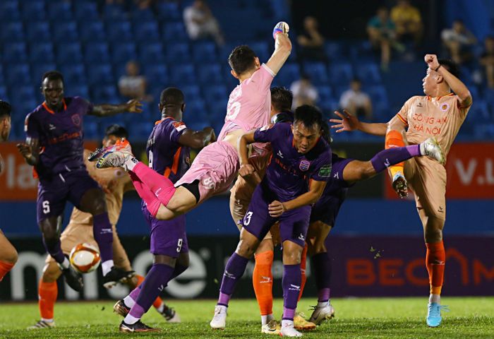  Hàng công không biết ghi bàn, Bình Dương gỡ 1-2 do công của trung vệ Ndiaye Olivier. Ảnh: Quang Thịnh. 