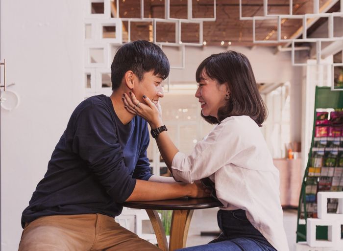  Học cách ngắt lời và lắng nghe đối phương là cách hiệu quả để cân bằng cuộc trò chuyện. Ảnh: Freepik 